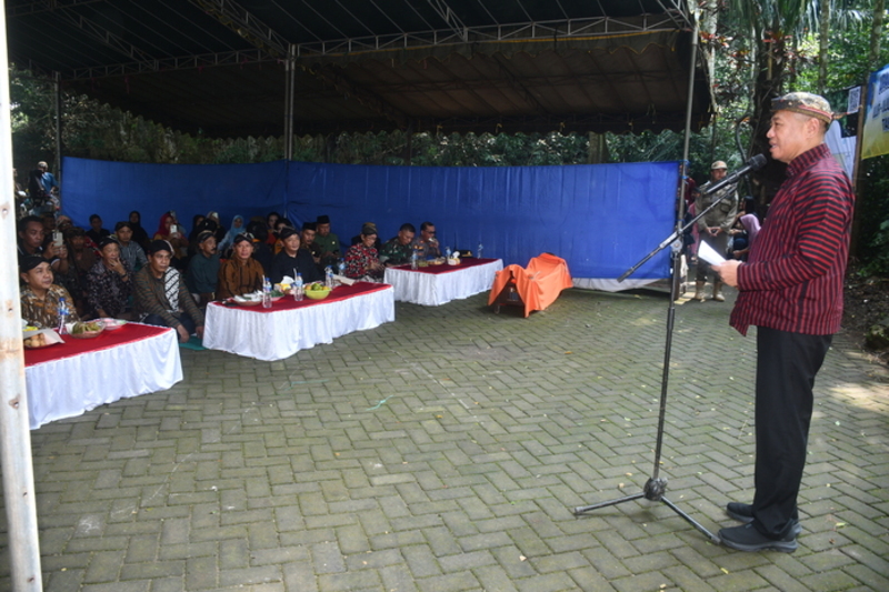 Bupati Tulungagung Gatut Sunu Wibowo menyampaikan sambutan di upacara adat Ulur-Ulur , Jumat (9/5).