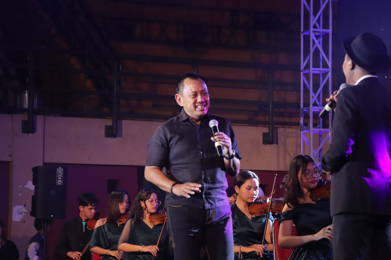 Heru Tjahjono ketika menyanyi dengan diiringi orkestra dari sekolah menengah musik Jogjakarta