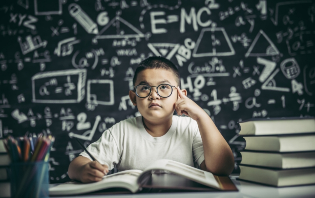 Ilustrasi murid mengerjakan Matematika @jcomp (freepik.com)