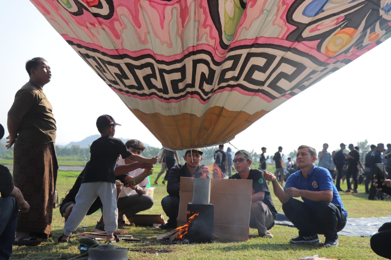 Proses Menerbangkan Balon Udara