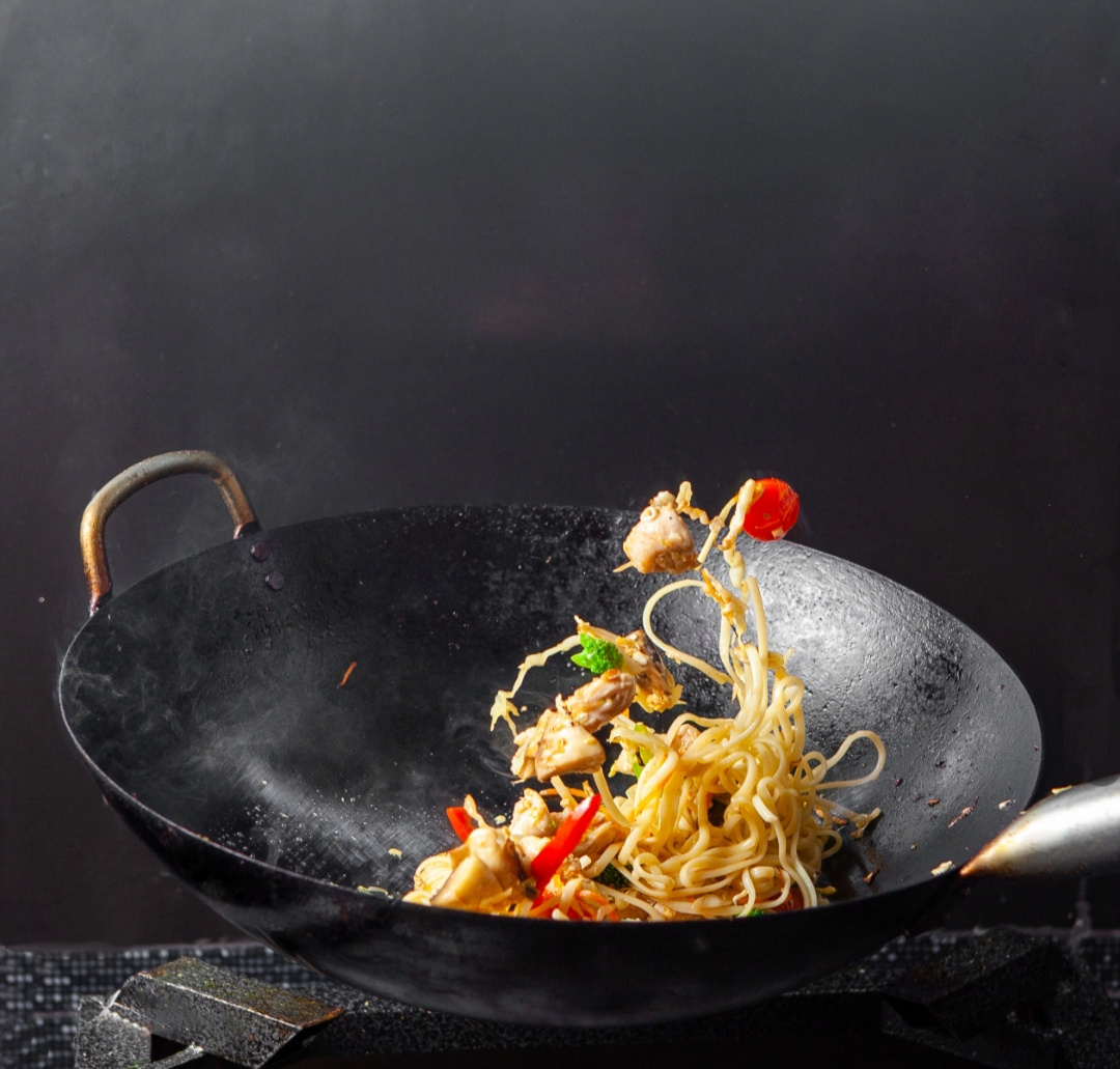 Ilustrasi saat menggoreng makanan @8photo (freepik.com)