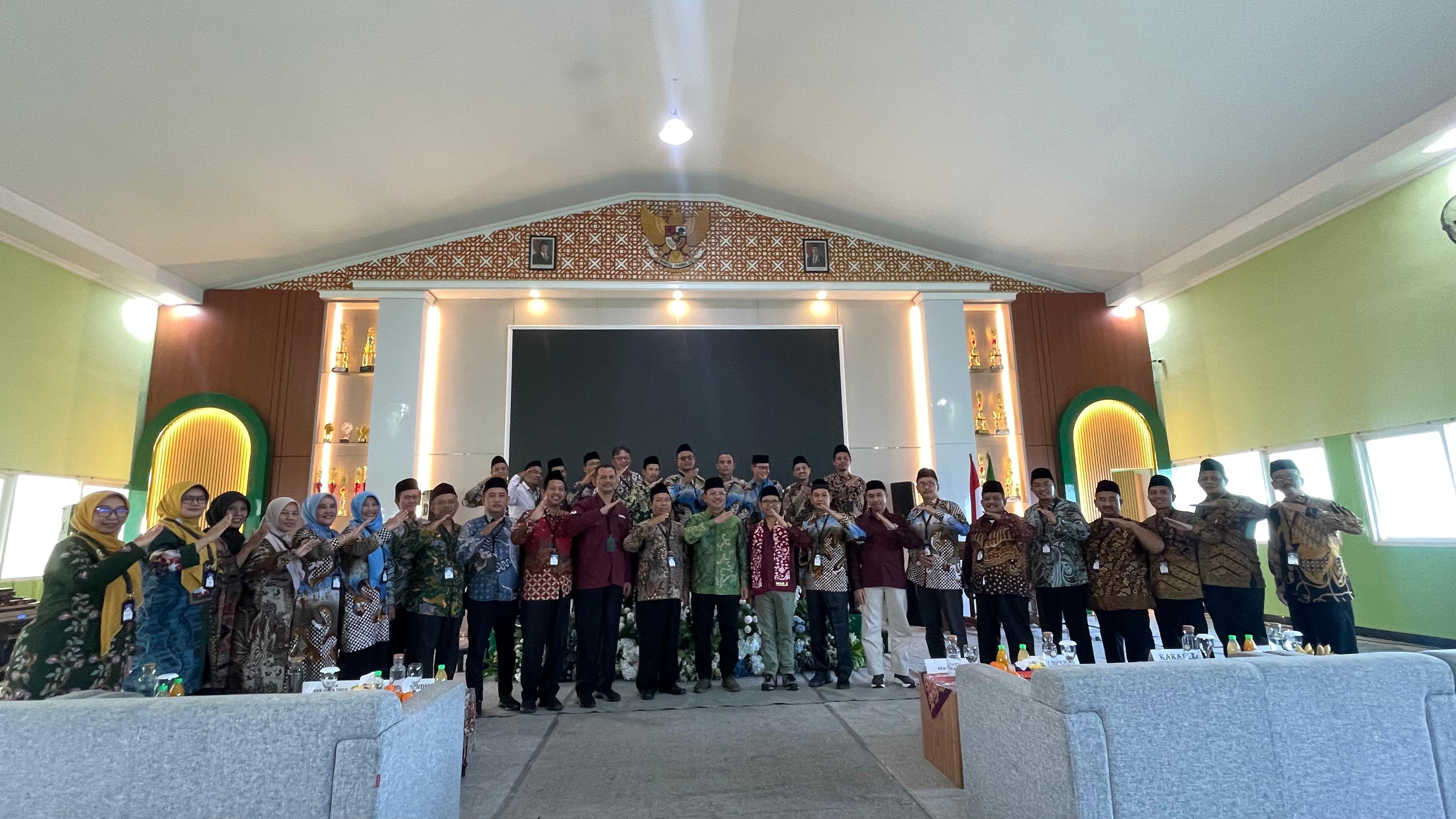 Kolaborasi lintas keilmuan dalam Focus Group Discussion (FGD) di MAN 2 Tulungagung. Para narasumber, guru, dan tokoh pendidikan berkomitmen memperkuat moderasi beragama dan karakter pelajar