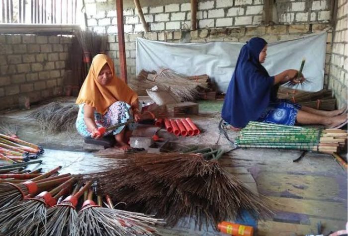 Sapu Rayung produk kerajinan Desa Sumberdadi Tulungagung jadi primadona pasar