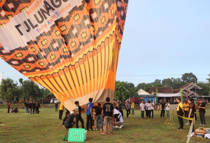 Suasana pelatihan membuat serta menerbangkan balon udara tanpa awak oleh Polres Tulungagung