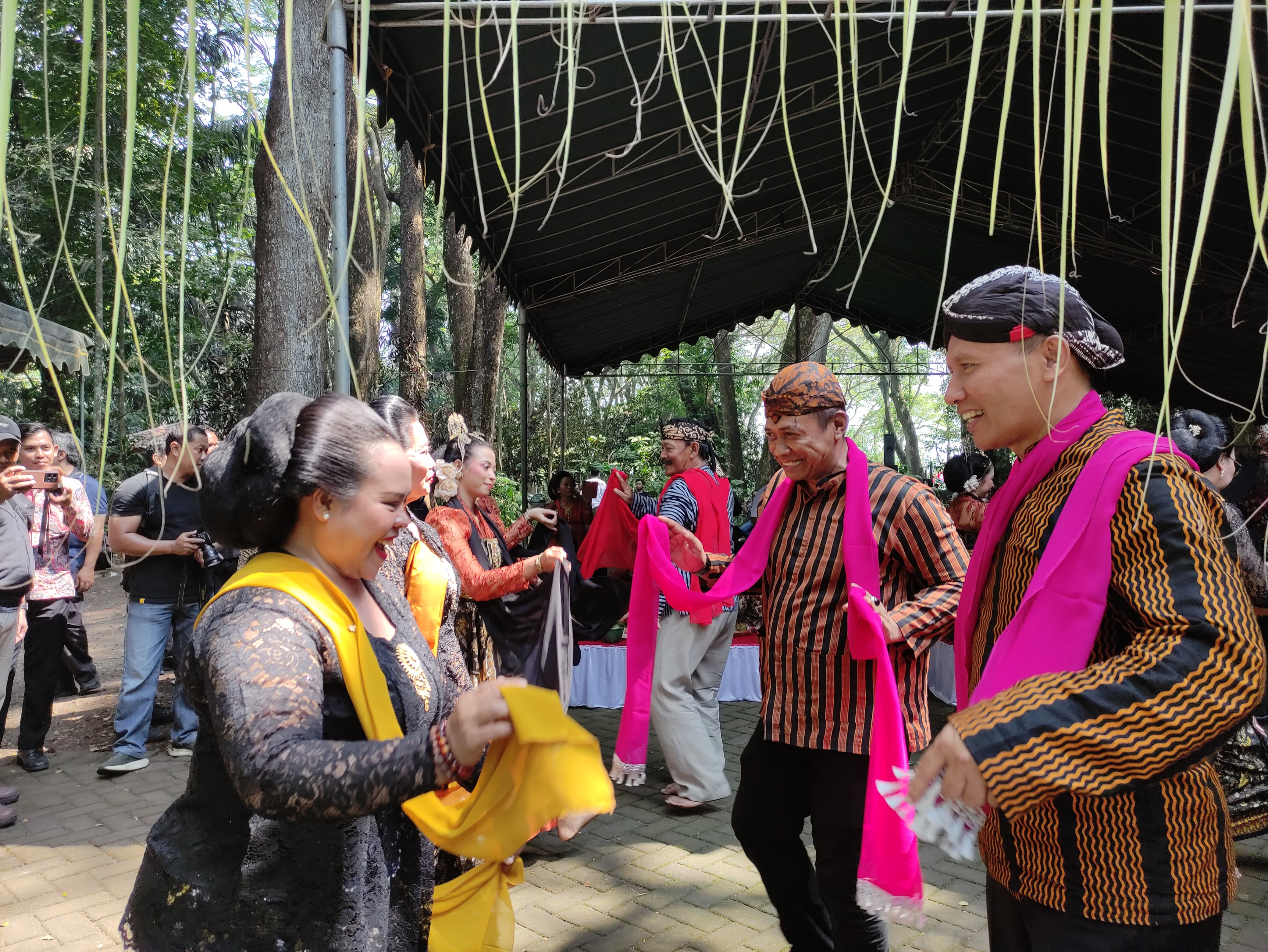 Wakil Bupati Tulungagung menari tayub bersama para penari