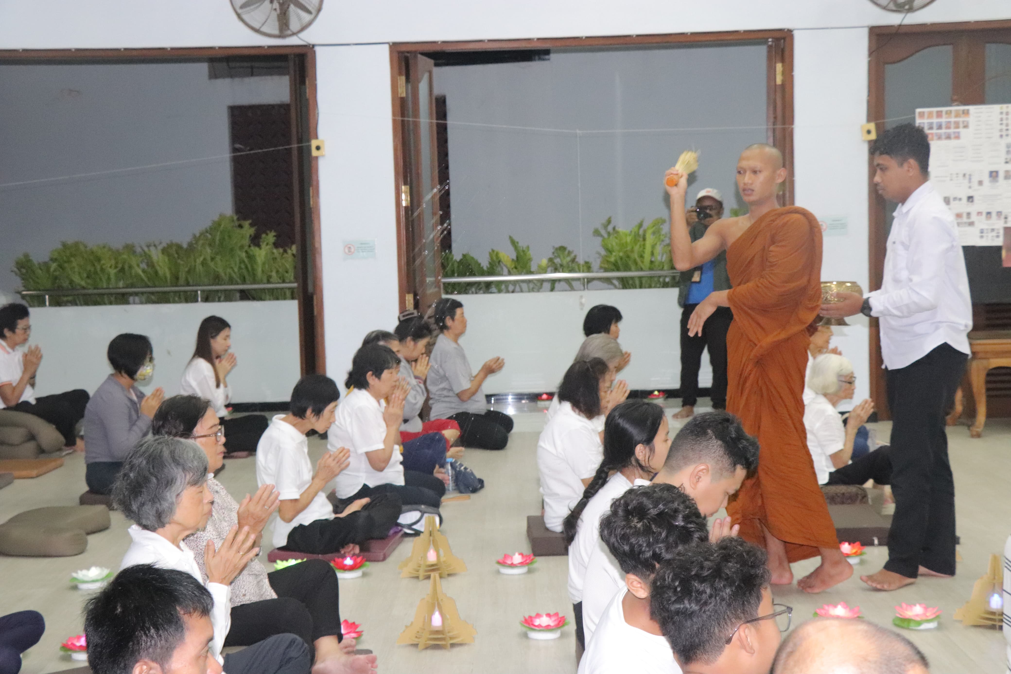 Pemercikan Tirta Paritta oleh Samanera ada Perayaan Hari Raya Waisak