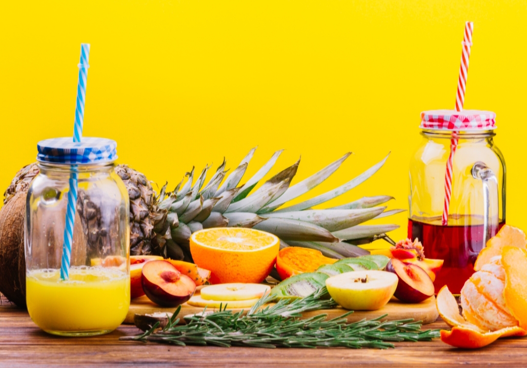 Ilustrasi buah Segar dan jus buah  (freepik.com)