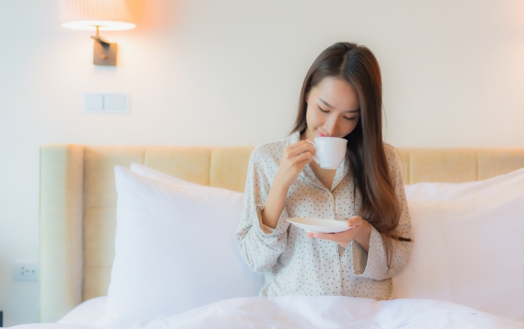 ilustrasi manfaat minum air hangat sebelum bangun tidur @lifeforstock (freepik.com)