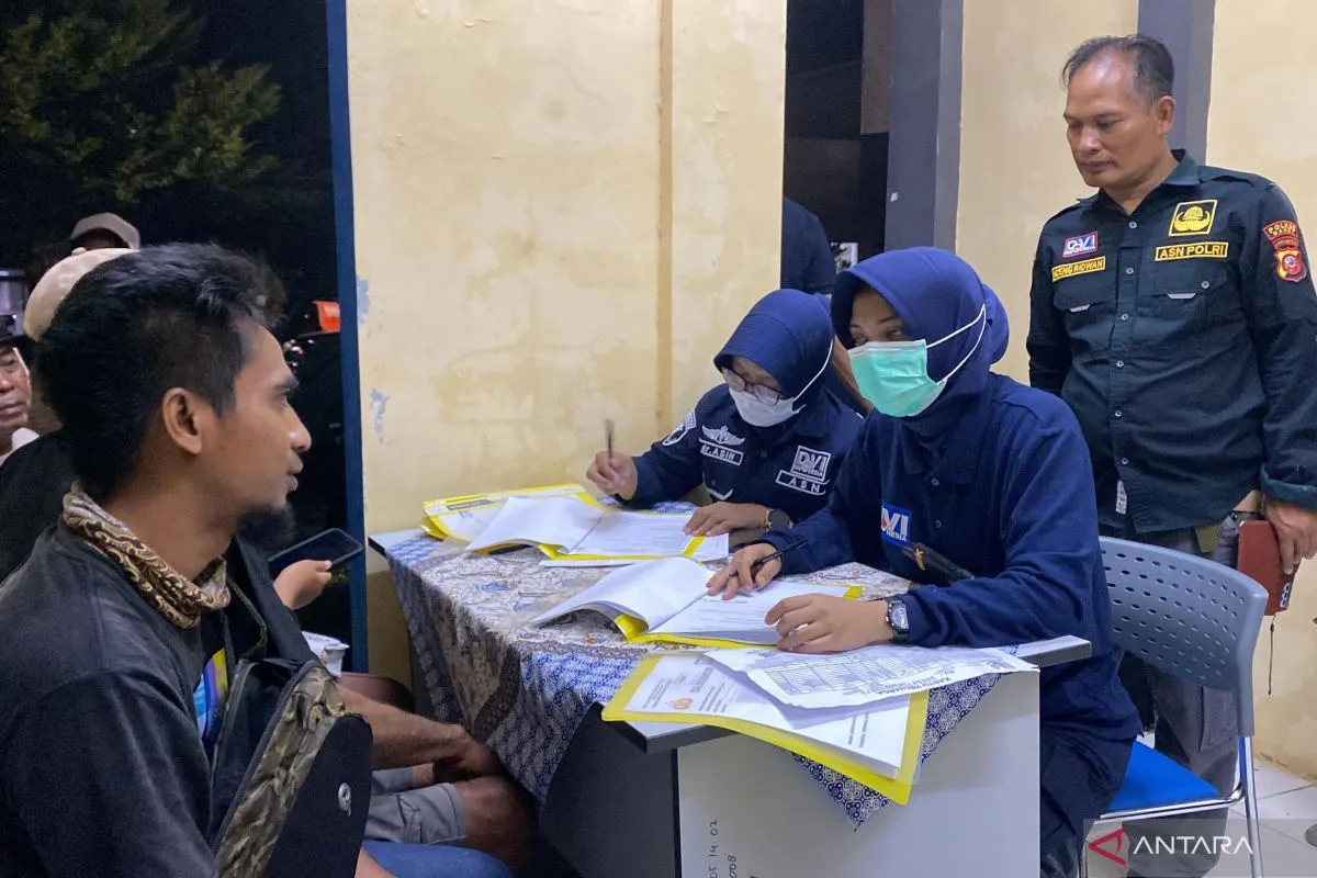 Petugas Biddokkes Polda Jabar mengambil sampel keluarga korban ledakan di RSUD Pameungpeuk, Kabupaten Garut, Jawa Barat, Senin (12/5/2025).