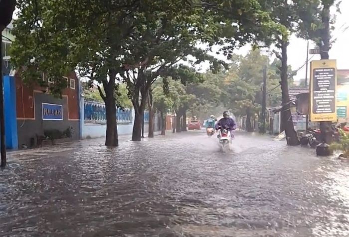Genangan air setinggi lutut tampak menguasai ruas Jalan Mayjen S. Prapto Tulungagung, tepatnya di sekitar perempatan Piala Mas, Selasa sore (14/5/2025)