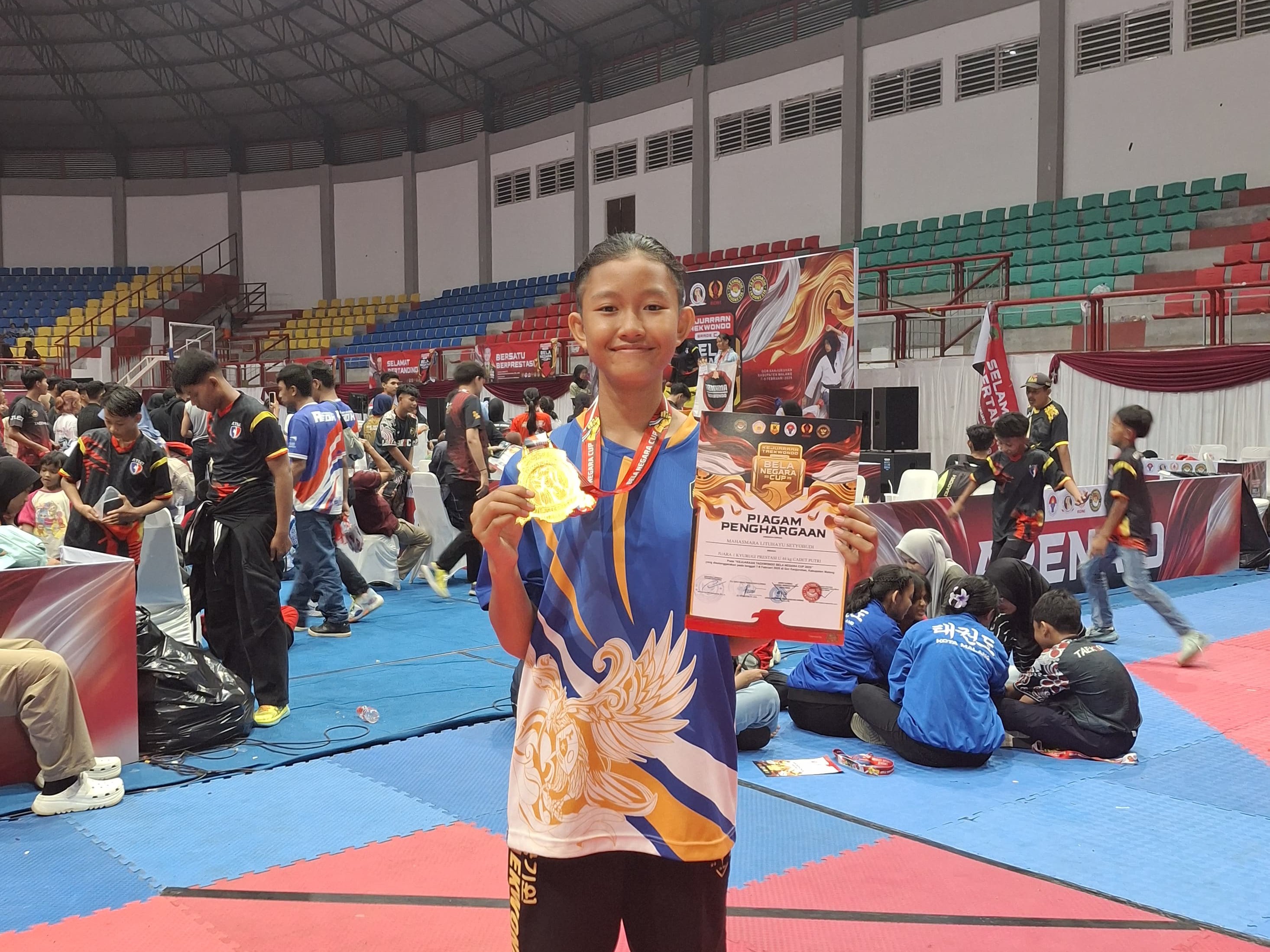 Mahasmara Lituhayu Setyobudi berfoto usai menerima medali emas di kejuaraan taekwondo tingkat nasional di Malang pada Februari lalu.