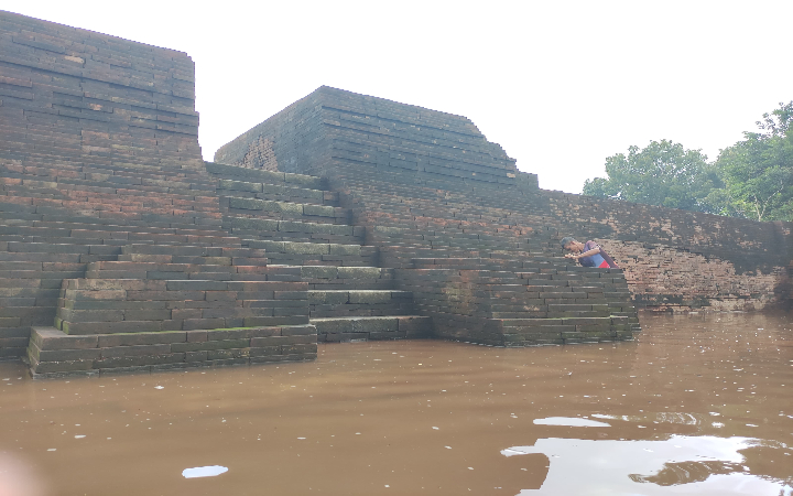 Candi Sanggrahan di Desa Sanggrahan, Kecamatan Boyolangu, Tulungagung, terendam banjir hingga Rabu (14/5/2025).