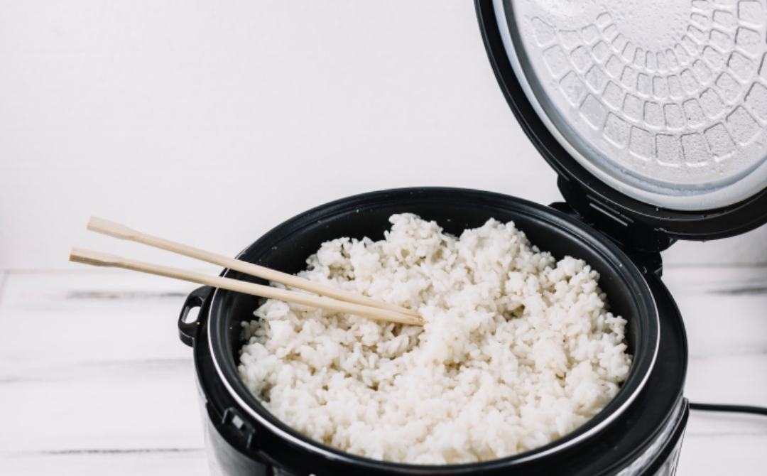 perbedaan nasi panas dan nasi dingin (freepik.com)