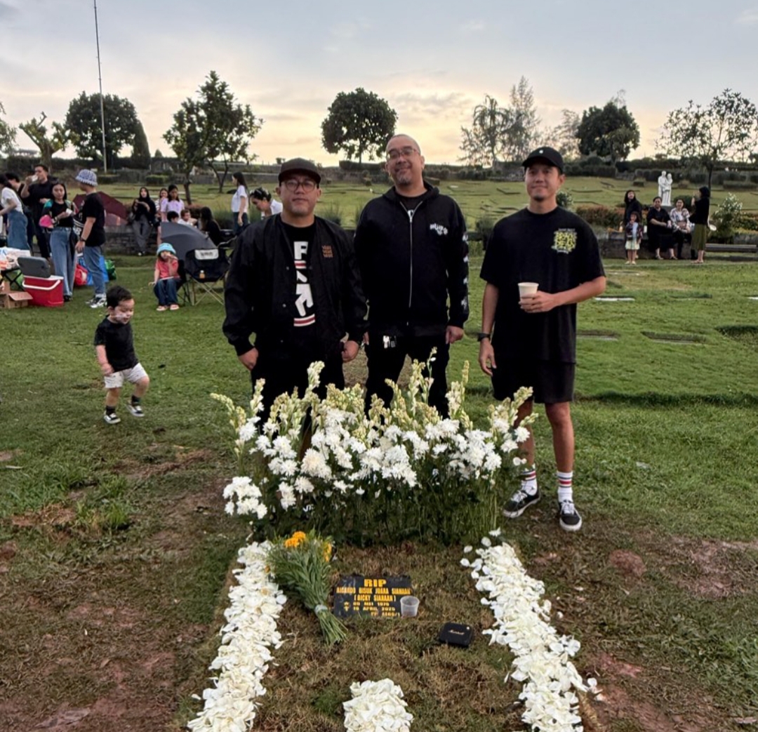 Personel Seringai saat mengunjungi makam gitarisnya Ricky Siahaan. (foto: instagram @seringai_official)