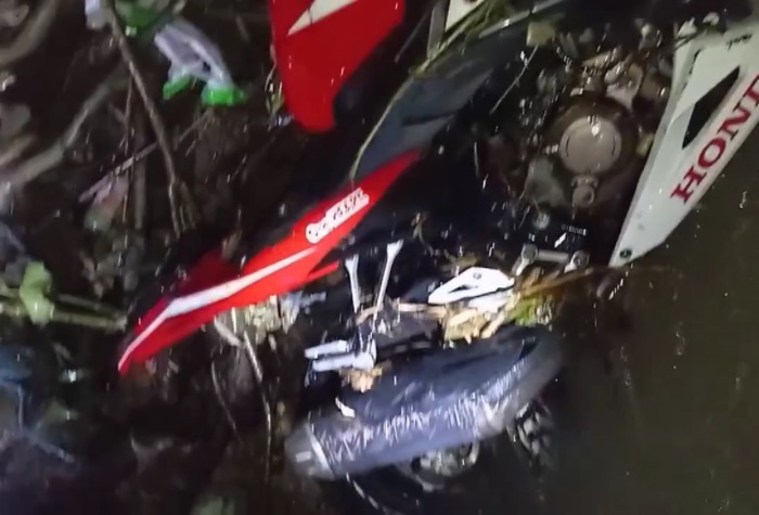 Gadis di Rejosari Tulungagung terseret arus banjir saat melintas dengan teman prianya. Sepeda motor yang dikenakan berhasil ditemukan