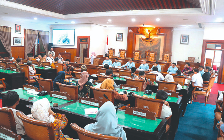 Ada 19 perwakilan gapoktan di Tulungagung, pimpinan BUMN, pimpinan OPD terkait, LSM, audiensi bersama DPRD Tulungagung.