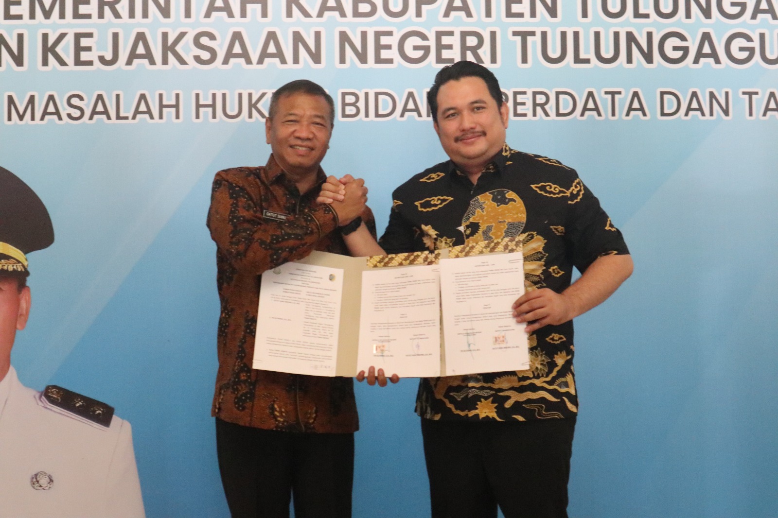 Bupati Tulungagung Gatut Sunu Wibowo dan Kajari Tulungagung Tri Sutrisno menunjukkan nota kesepahaman yang ditandatangani.