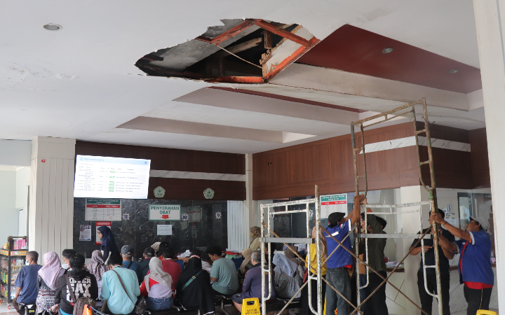 Para petugas RSUD dr Iskak Tulungagung sedang mensterilkan area sekitar atap plafon yang jebol akibat hujan lebat.