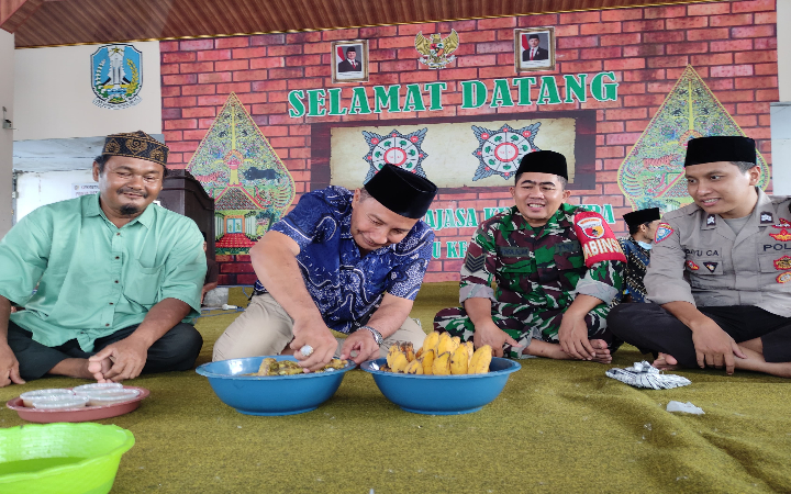 Kepala Desa Ringinpitu, Suwito sedang memimpin kenduri dalam puncak gelaran Bersih Desa tahun 2025, Jumat (16/5/2025)