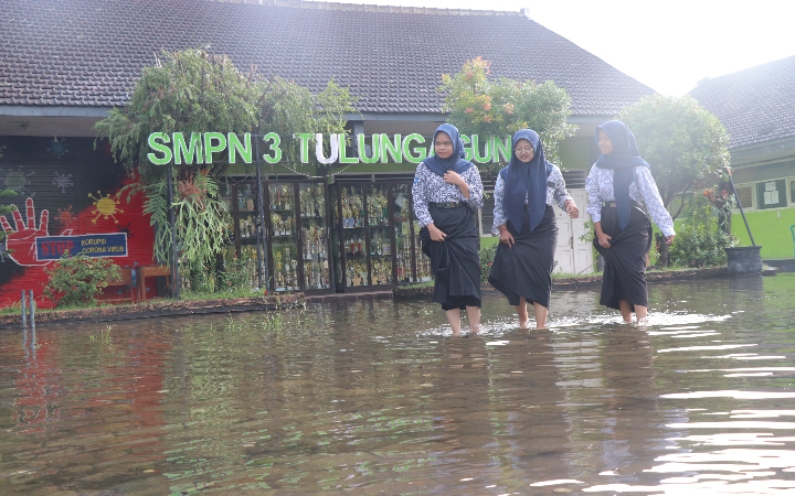 Terlihat beberapa siswa SMPN 3 Tulungagung yang terpaksa pulang karena ruang kelasnya kebanjiran.