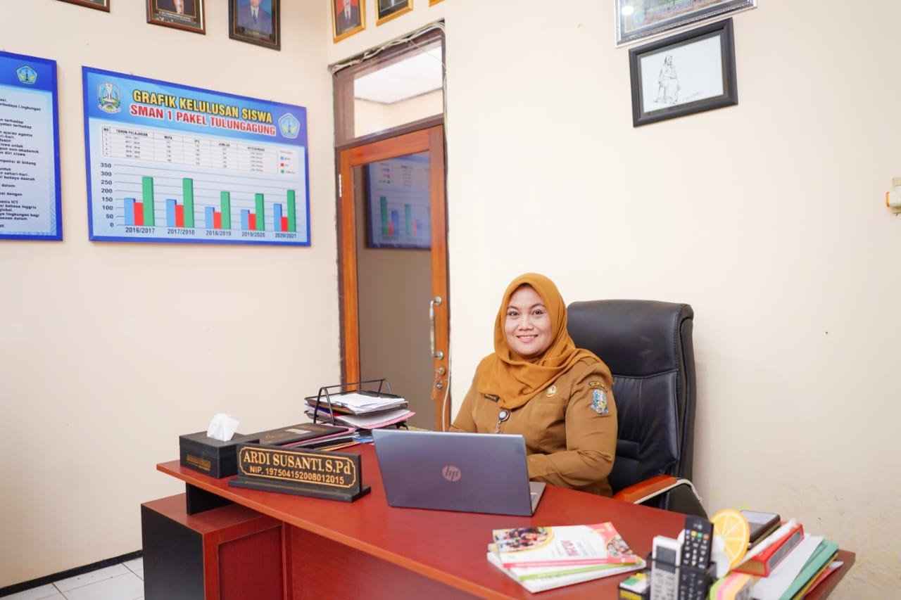 Kepala SMAN 1 Pakel Tulungagung,  Ardi Susanti, S.Pd.