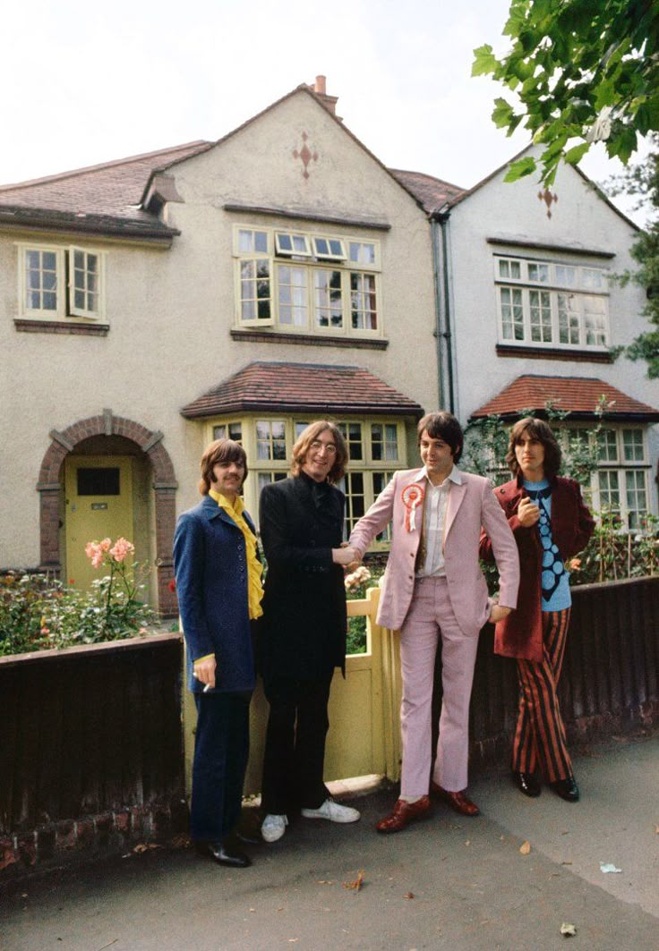 grup band the beatles @time (pinterest.com)