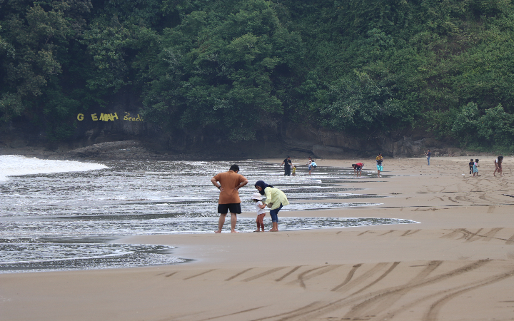Panti Gemah, di Desa/Kecamatan Besuki, bisa ditempuh lewat JLS Tulungagung-Blitar. Masih banyak pantai patut dikunjungi di sepanjang jalan tersebut.
