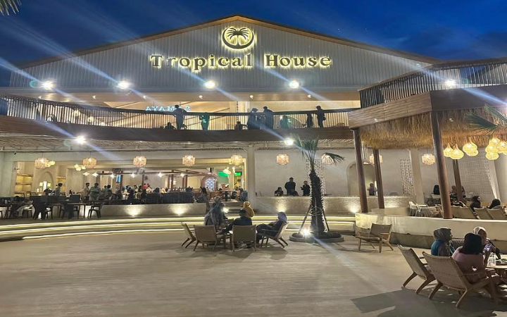 Kafe baru dengan tampilan menarik dan instagramable di Tulungagung dengan suasana tropis.
