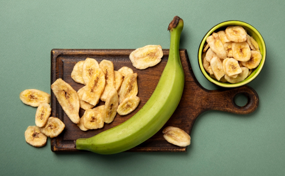 Pisang utuh dan keripik pisang (freepik.com)