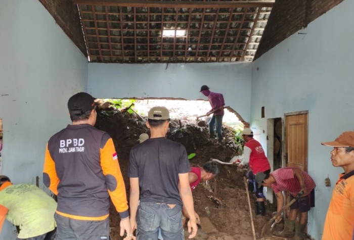 Terkena tanah longsor, rumah warga di Desa Sendang Tulungagung jebol
