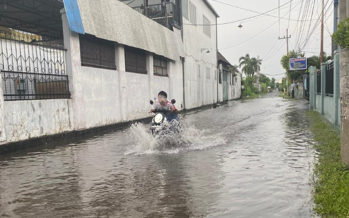 Hujan mengguyur Tulungagung masih mengakibatkan genangan air termasuk di Jalan Pahlawan gang III dan II, Minggu (18/5/2025).