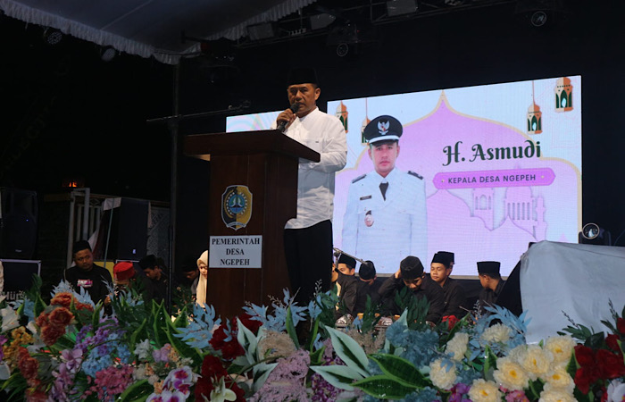 Kepala Desa Ngepeh, Tulungagung, H. Asmudi saat memberi sambutan dalam acara bersih desa, Minggu (18/5/2025). Acara tersebut juga ada santunan anak yatim dan ngaji bersama Ning Umi Laila.
