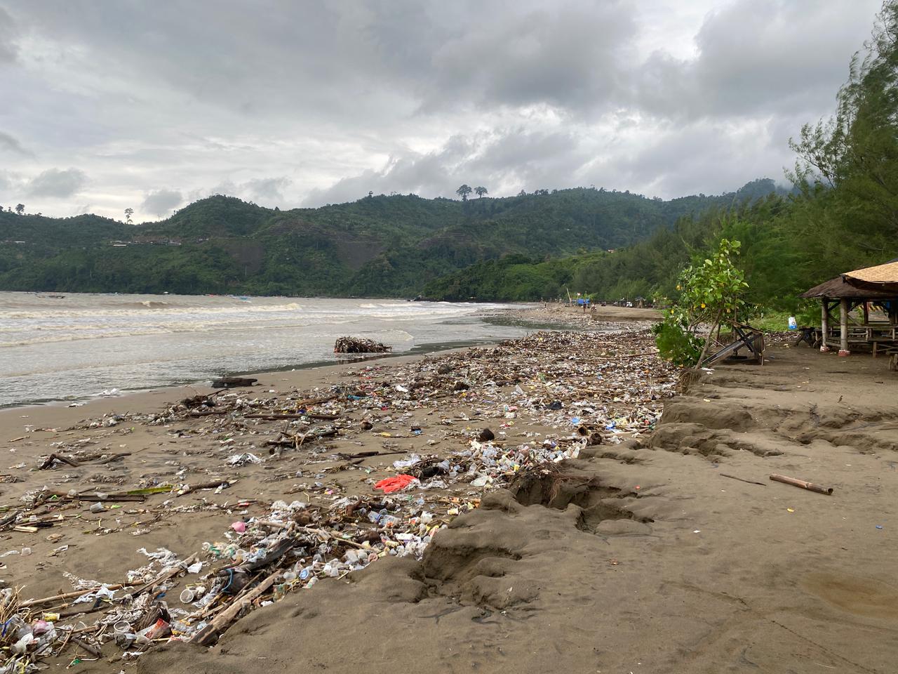 Kondisi bibir Pantai Gemah yang dipadati sampah.