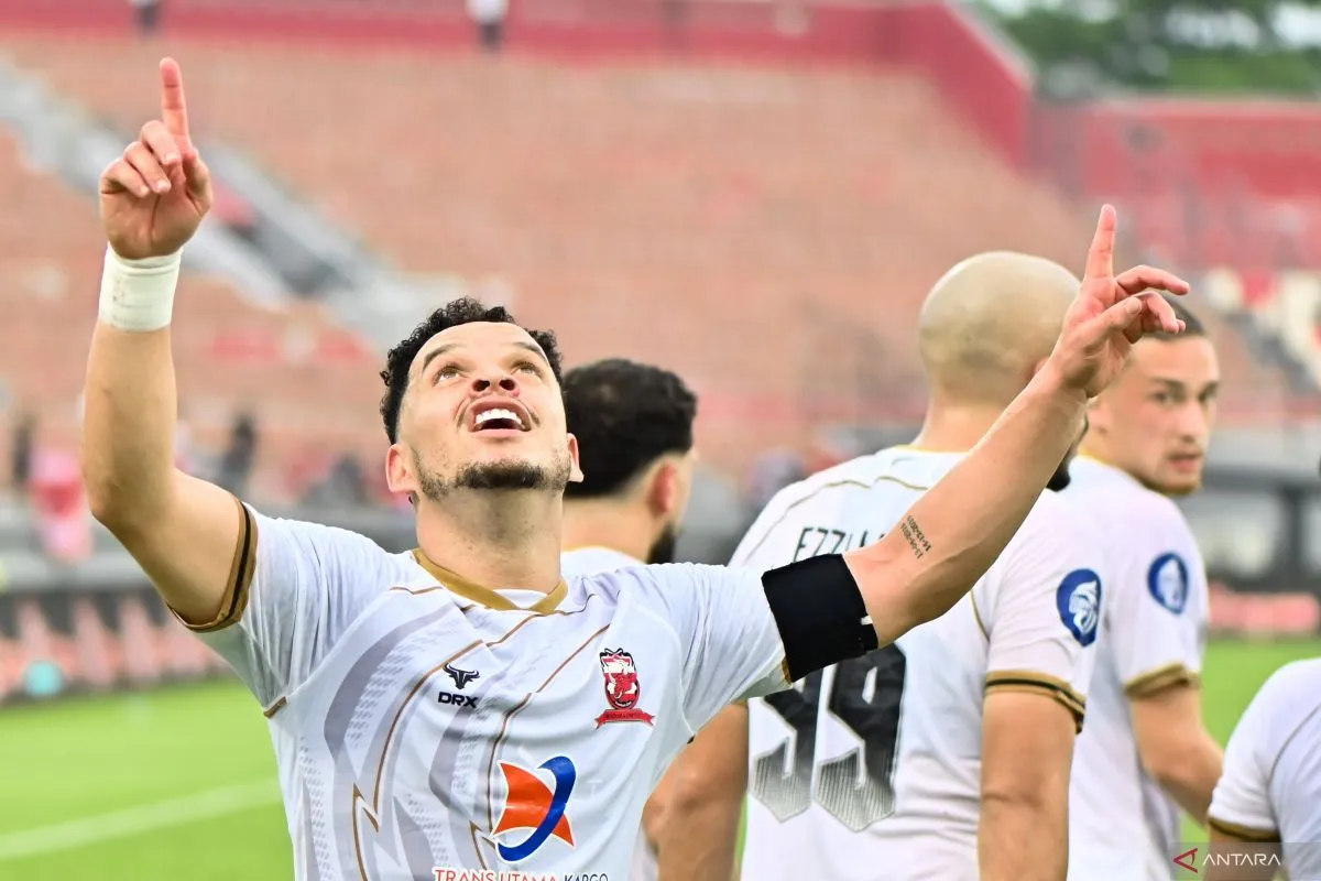 Pesepak bola Madura United Luiz Marcelo Morais Dos Reis (kiri) berselebrasi usai mencetak gol ke gawang Bali United saat pertandingan Liga 1 di Stadion Kapten I Wayan Dipta, Gianyar, Bali, Sabtu (17/5