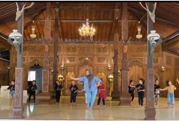 Sanggar kreasi tari kontemporer pembentuk postur ideal anak dan remaja