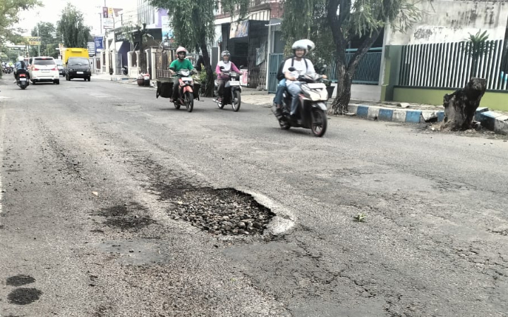 Kondisi jalan KH Agus Salim di Tulungagung patut mendapatkan perhatian. Karena ada lubang besar yang menganga.