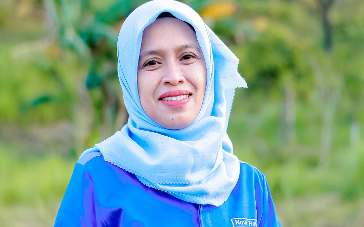 Novi Rahayu, guru kimia SMAN 1 Rejotangan Tulungagung, dikenal memiliki pendekatan inovatif kepada siswa.