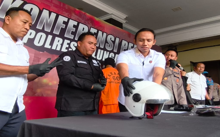 Polres Tulungagung sat gelar pers rilis terkait curanmor melibatkan ayah dan anak tiri, Senin (19/5/2025).