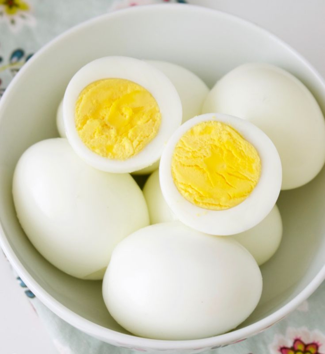 putih telur dan telur utuh  (pinterest.com)