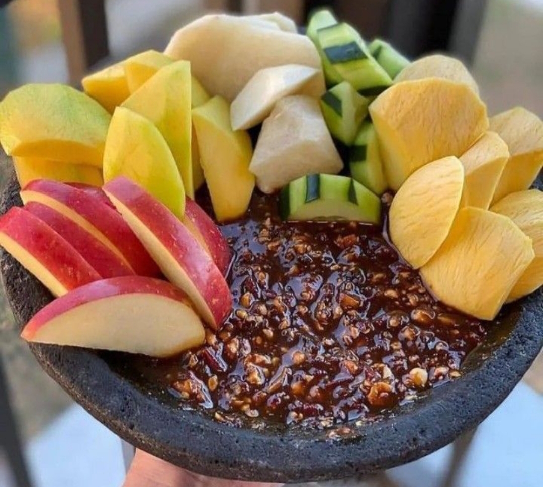 rujak buah dengan sambal  (pinterest.com)