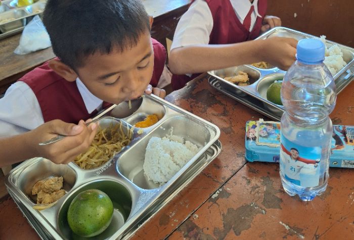 Siswa SDN 4 Ngunut Tulungagung sedang menyantap makanan gratis bergizi dari program pemerintah.