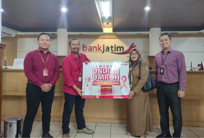 Penyerahan secara simbolis hadiah umroh kepada nasabah loyal Bank Jatim Tulungagung.