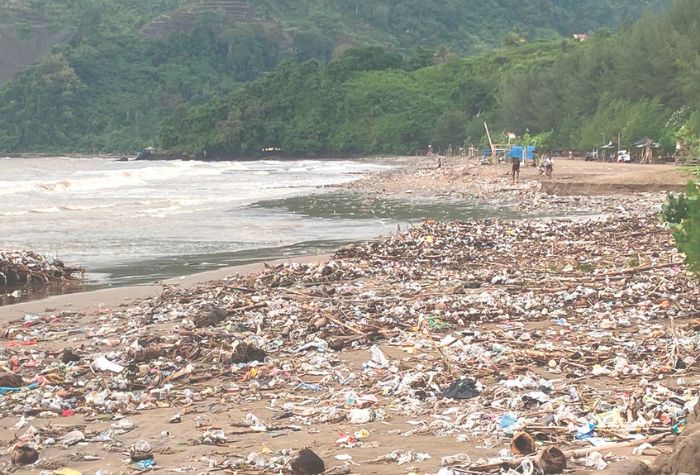 Pemandangan pantai di Tulungagung yang dipenuhi dengan sampah