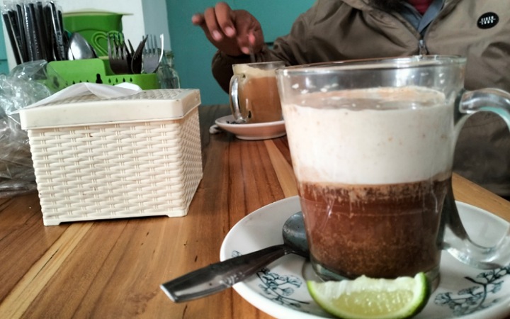 Teh talau minuman khas Padang Sumatera Barat, kini hadir di Tulungagung. Minuman ini dipercaya penambah energi.