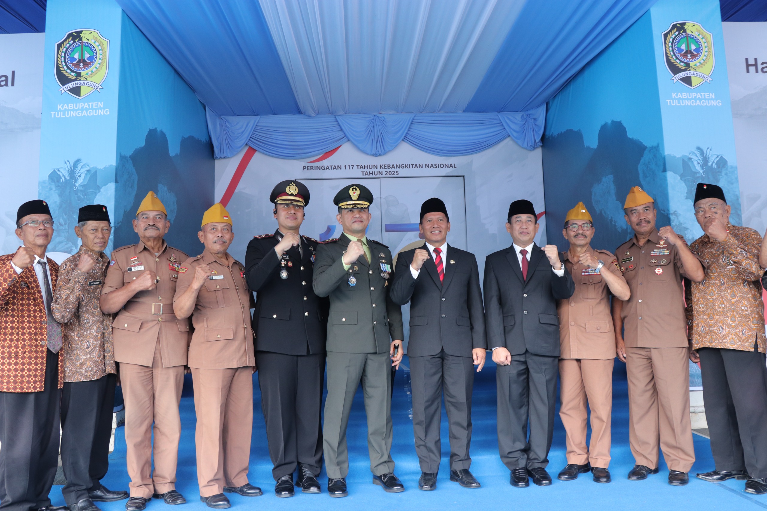 Jajaran forkopimda Tulungagung foto bersama jajaran veteran.