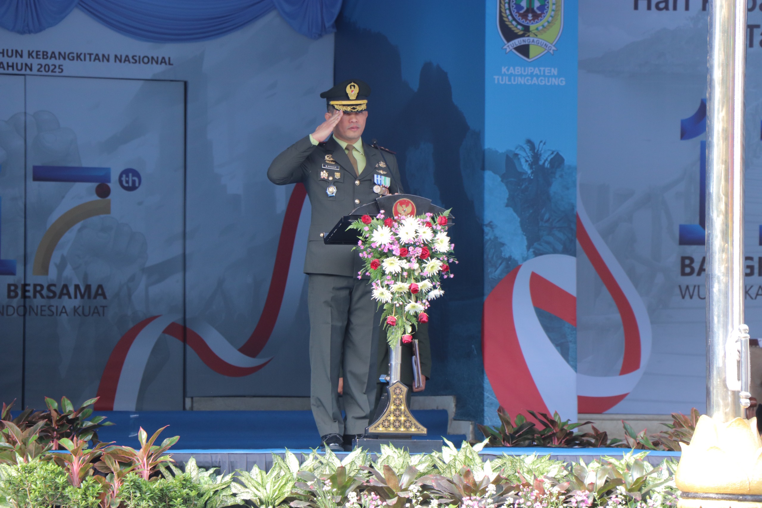 Dandim 0807/Tulungagung Letkol Kav Muhammad Nashir selaku inspektur upacara peringatan Harkitnas ke-117 di halaman kantor bupati Tulungagung, Selasa (20/5/2025).