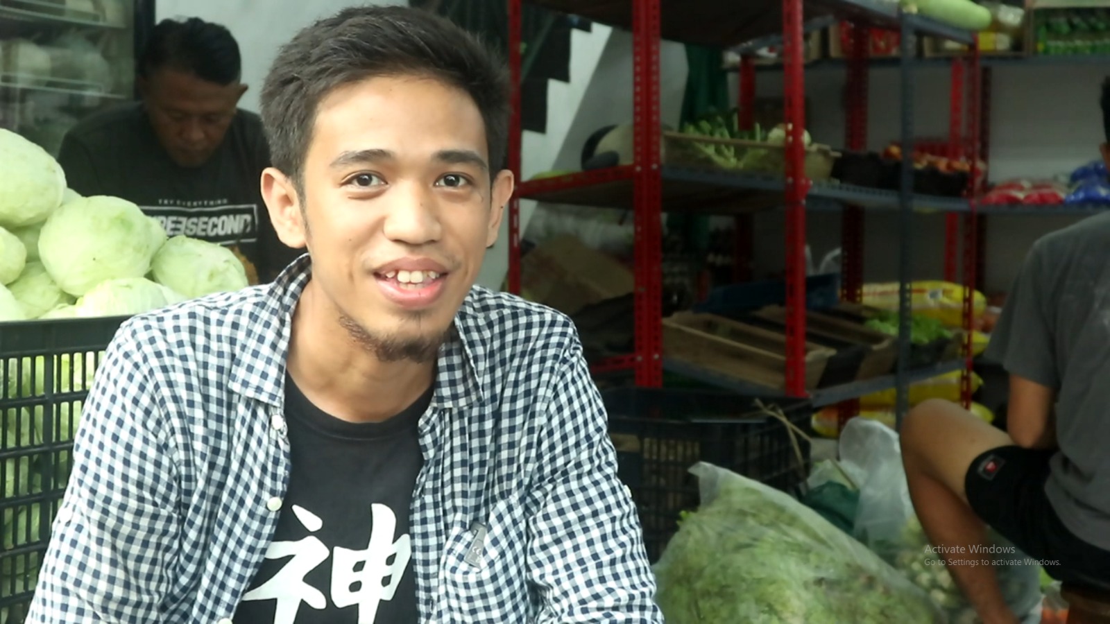 Ilham Khairuddin Fathony di sela kesibukannya melayani konsumen di gerai sayur miliknya di Jalan Pangeran Antasari.