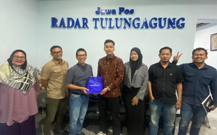 Owner Pateron Indonesia Rifqi Krismantoro dan Direktur Jawa Pos Radar Tulungagung Aris  Sudanang, ketika penyerahan cenderamata usai kunjungan, Selasa (20/5/2025).