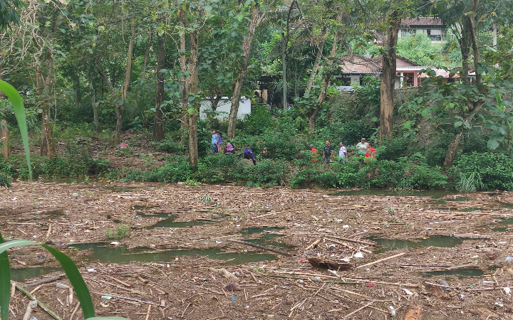 Pencarian ibu dan anak yang hilang di Desa Samar, Kecamatan Pagerwojo, Tulungagung  pada Senin (19/5) lalu, terus dilakukan tim gabungan. Namun terkendala medan dan tumpukan sampah.