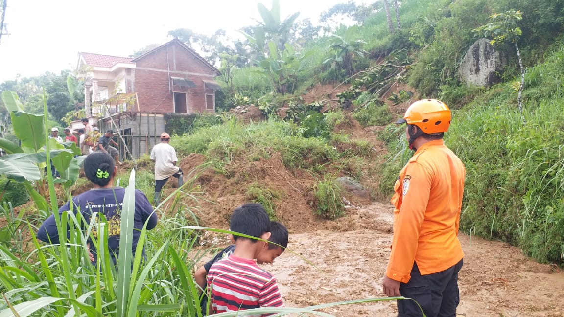 BPBD Tulungagung dan jajaran terkait melakukan penanganan di titik kejaian bencana alam.